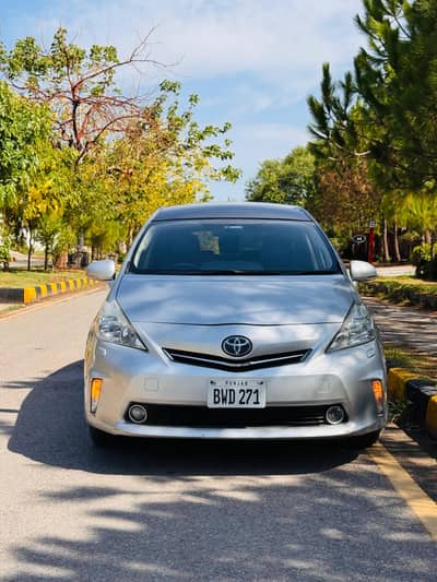 Toyota Prius Alpha 2016