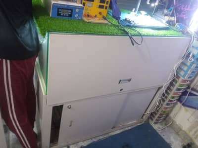 Mi counter with glass & door