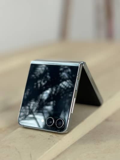 Samsung Mobile Z Flip 5 one hand used