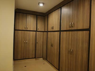 Beautiful 3 portion House For Slae