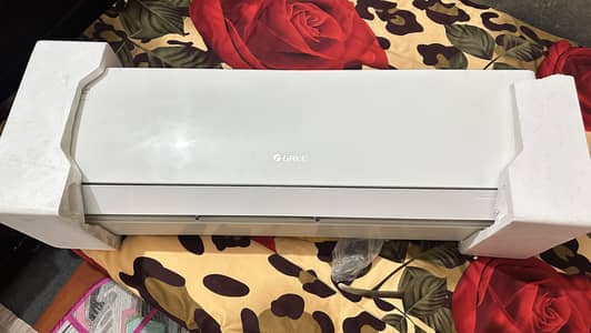 Gree is 1.5 ton urgent sale new few month use box pak