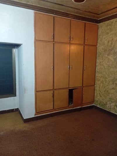 G11/4 E type flat For Rent First floor only family bachelor's Job person