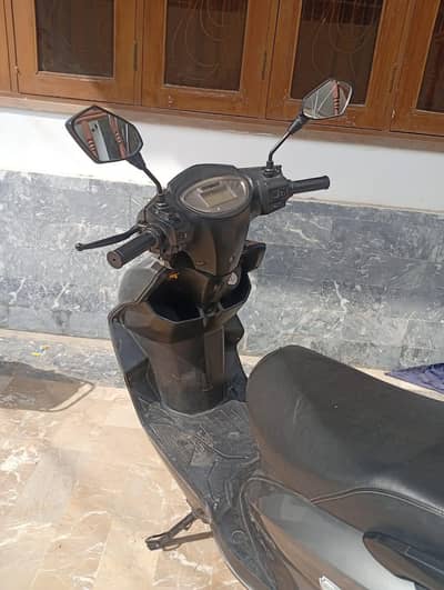 Metro Thrill electric scooty