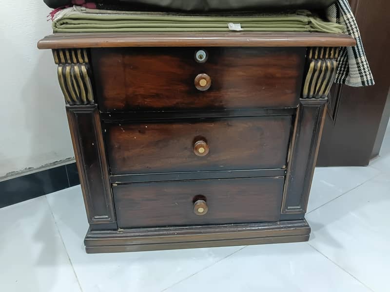 bed side table with mattars 1