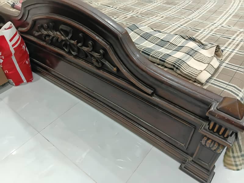 bed side table with mattars 3