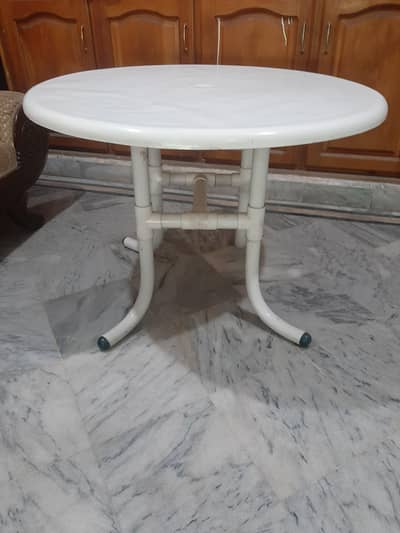 outdoor round table white