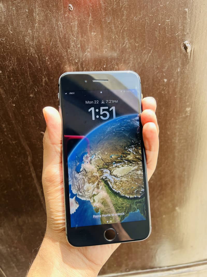 Apple iPhone 8 Plus 1