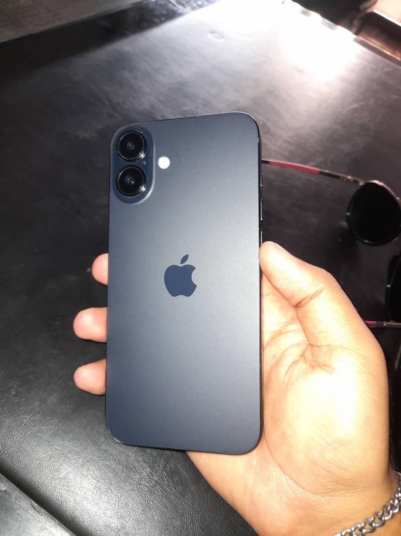 Apple iPhone 16 plus 0