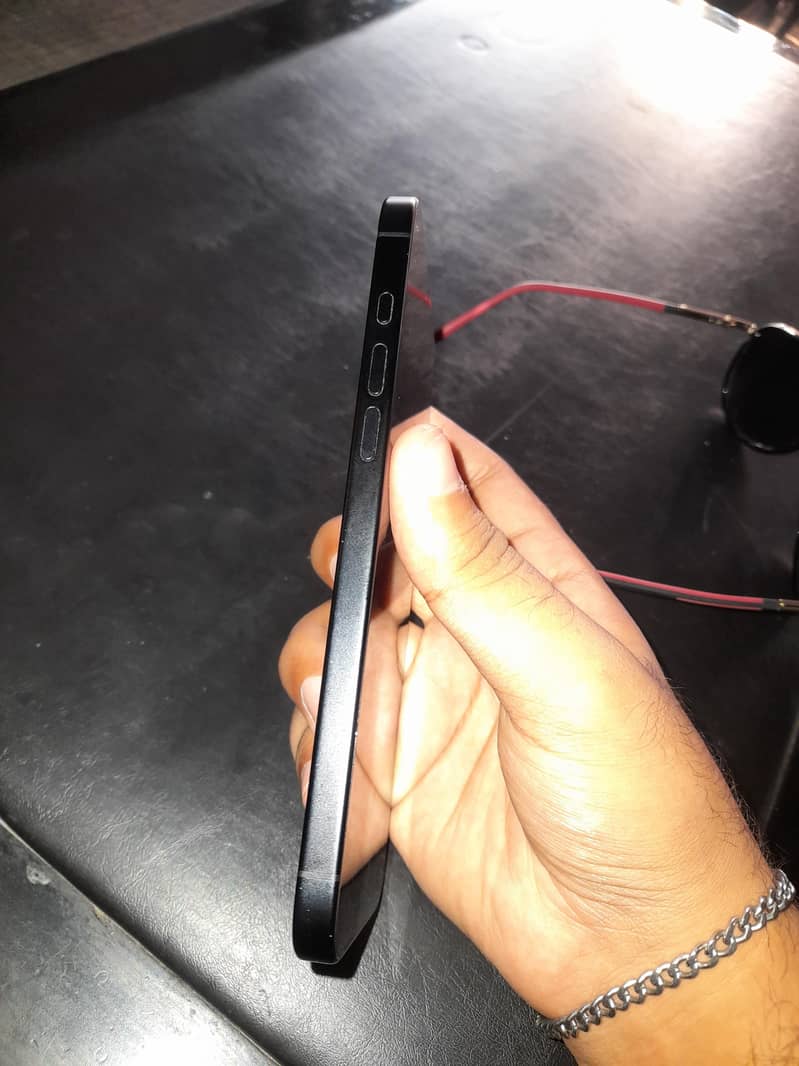 Apple iPhone 16 plus 1