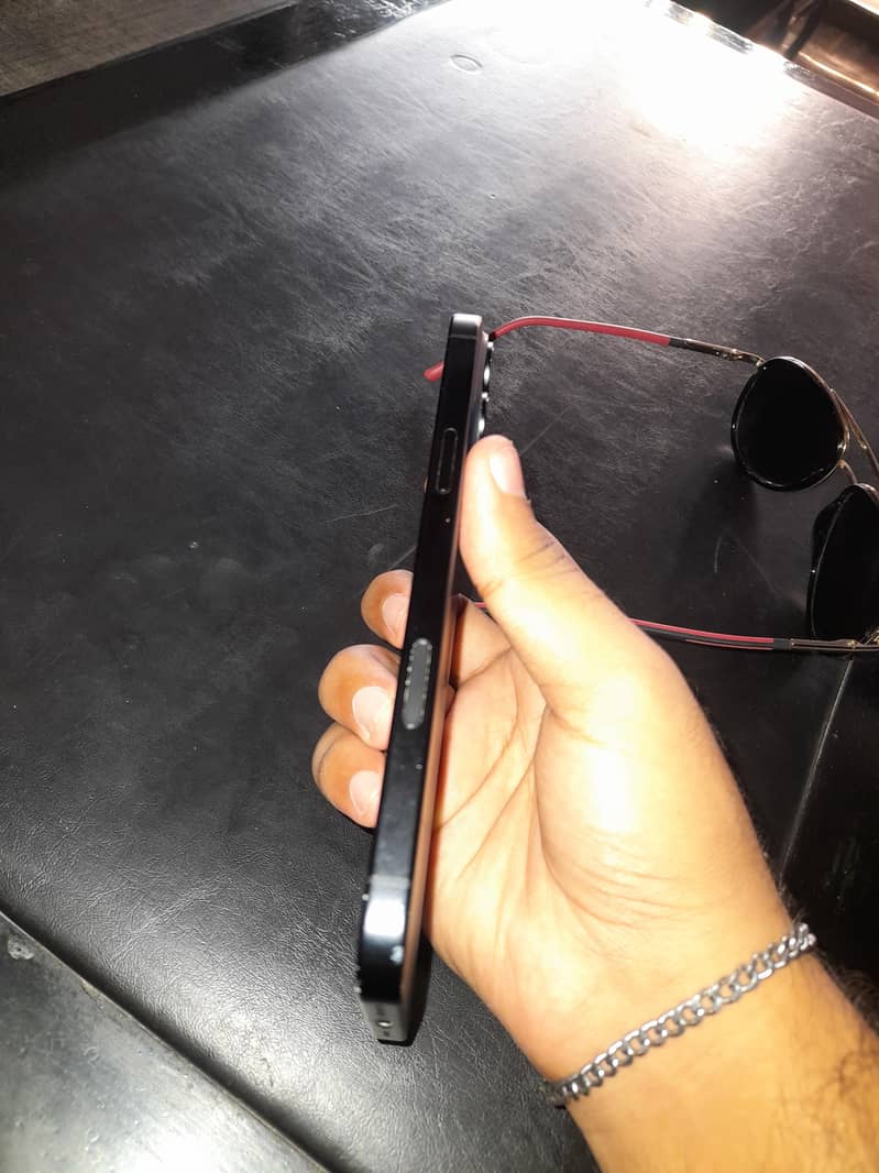 Apple iPhone 16 plus 4