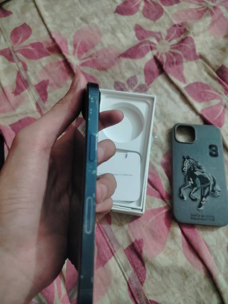 Apple iPhone 13 2