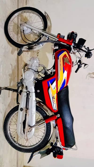 Honda CD70 2025 model.