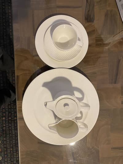 18 person Dinner set with extra cups and saucers - Brqnd new