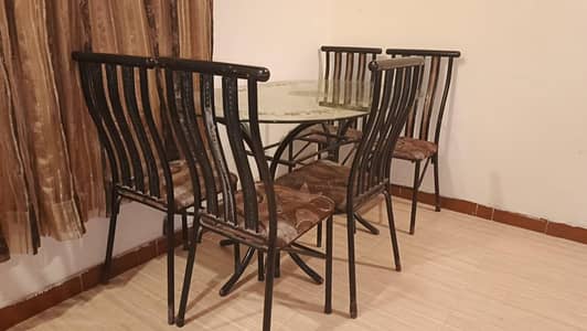 Urgent Sale Dinning Table With Chairs