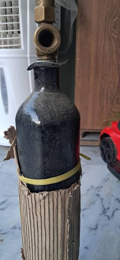 Filled Oxygen Cylinder with Pressure Gauge and Rotameter