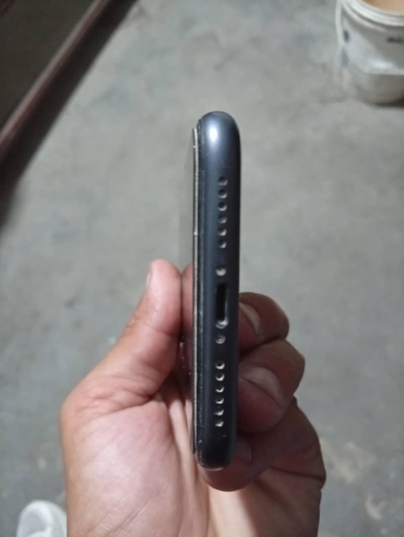 iPhone 11 3