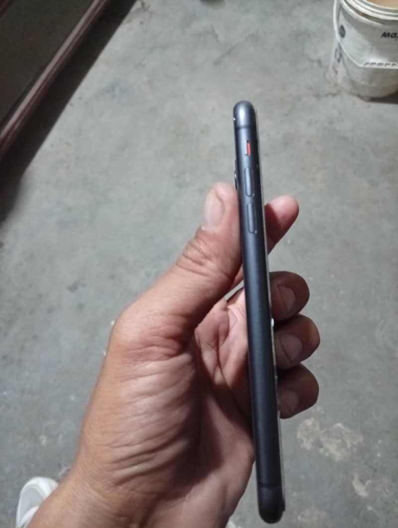 iPhone 11 4