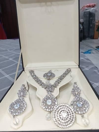 Artificial jewellery sets | earrings