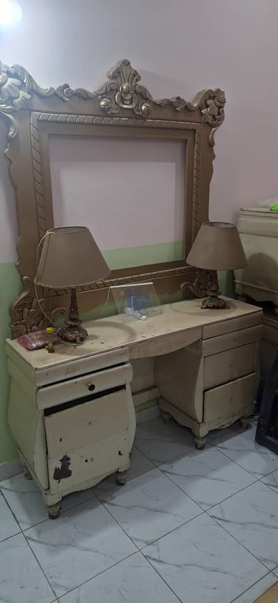 deco paint behtarin bed aur dressing aur side table hai