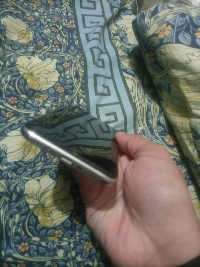 Apple iPhone X 4