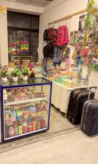 show case 3 feet good condition urgent sale