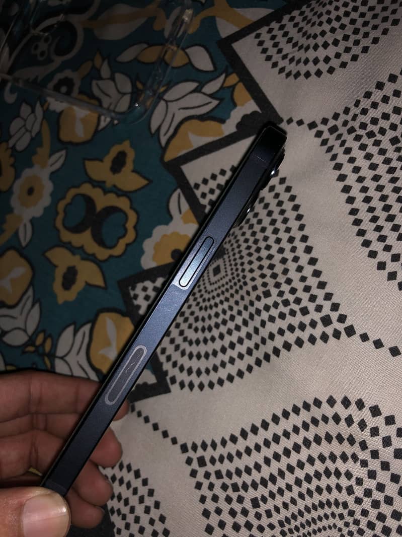 Apple iPhone 13 2