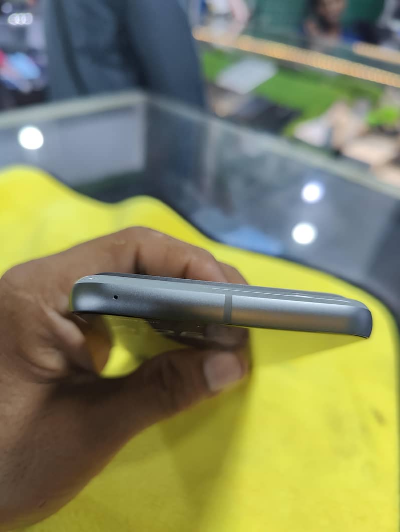 Google Pixel 8 4