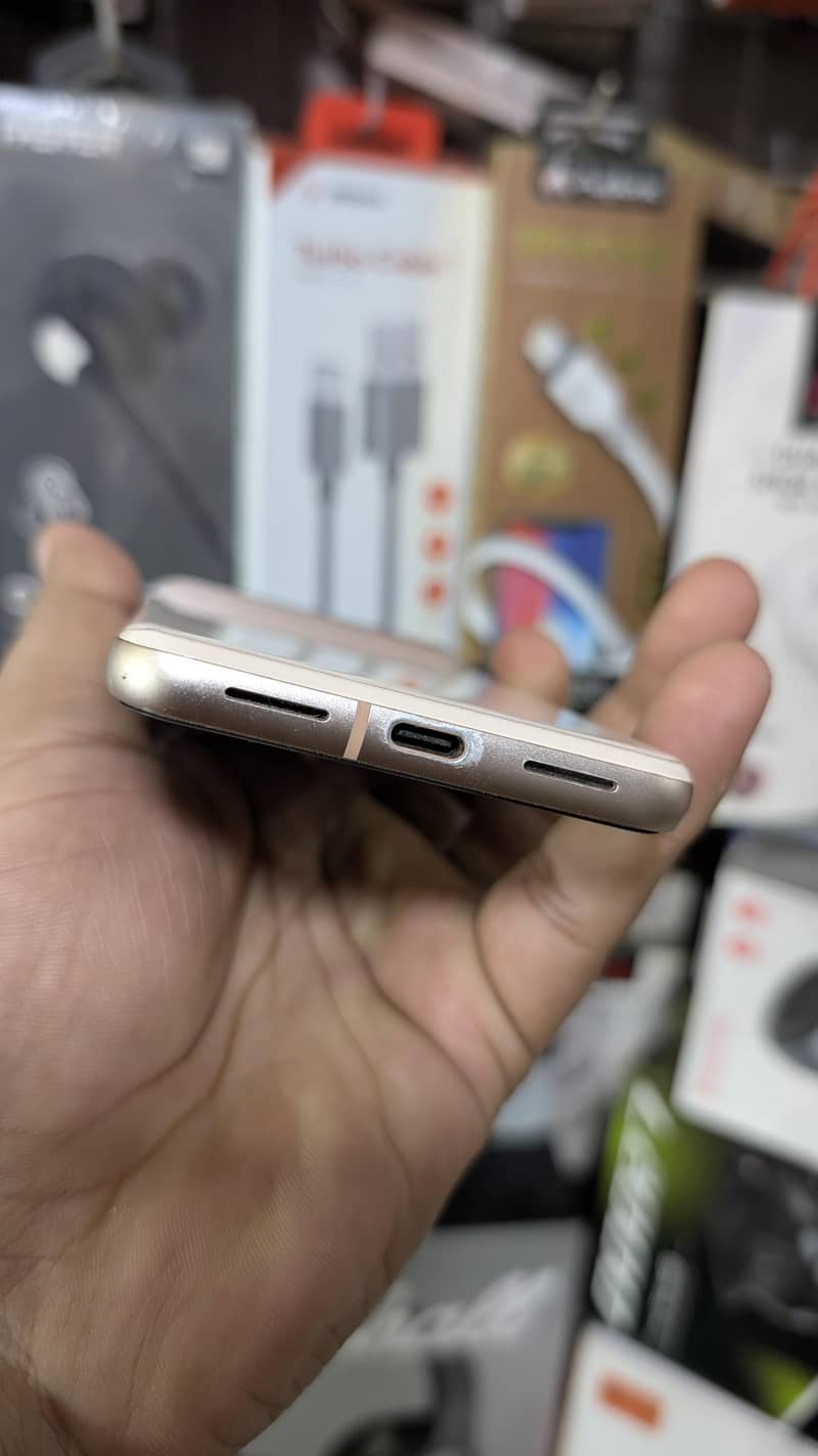 Google Pixel 8 4