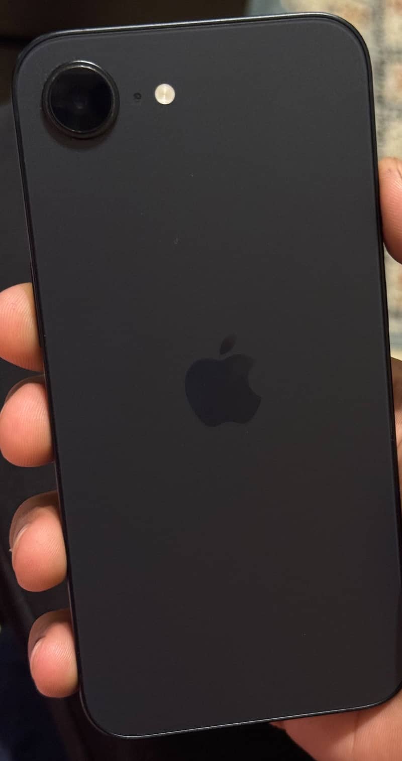 Apple iPhone 16e 1