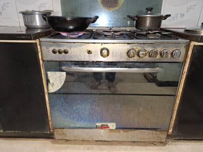Cooking rangr with oven