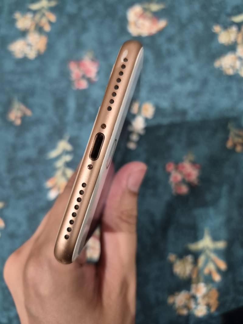 Apple iPhone 8 Plus 4