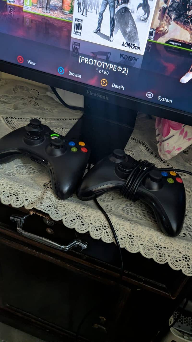 xbox 360+2 controller+28"Lcd 3