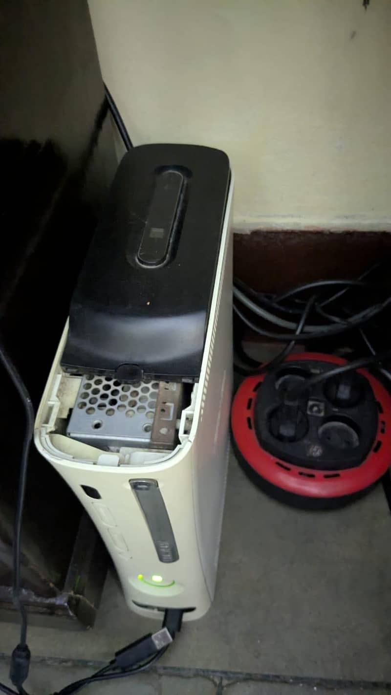 xbox 360+2 controller+28"Lcd 4