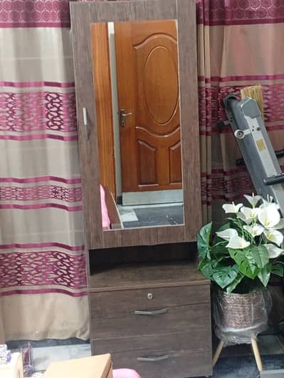 DRESSING TABLE WITH CABNIETS