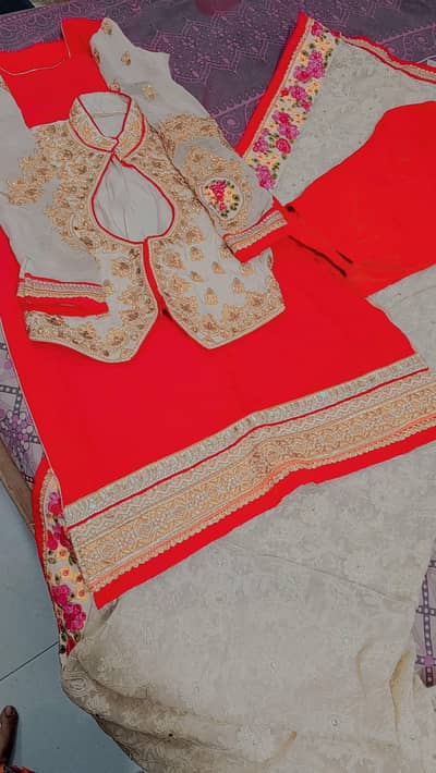 Georgette ka suit hai three pieces. .