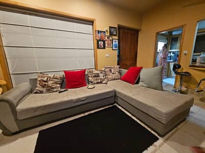 Modern L-Shaped Sectional Sofa – Excellent Condition