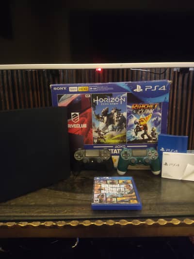 PS4 SLIM 500GB with box and 2 controllers and GTA V