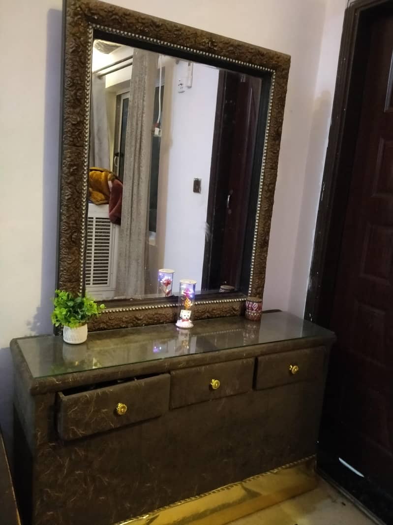 Used dressing Table 0