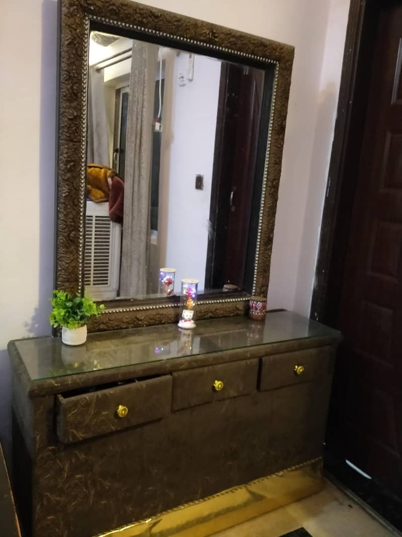 Used dressing Table 1
