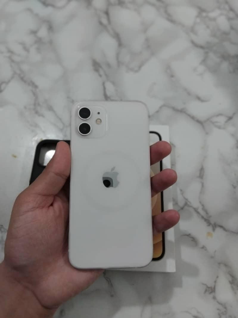 Apple iPhone 12 4