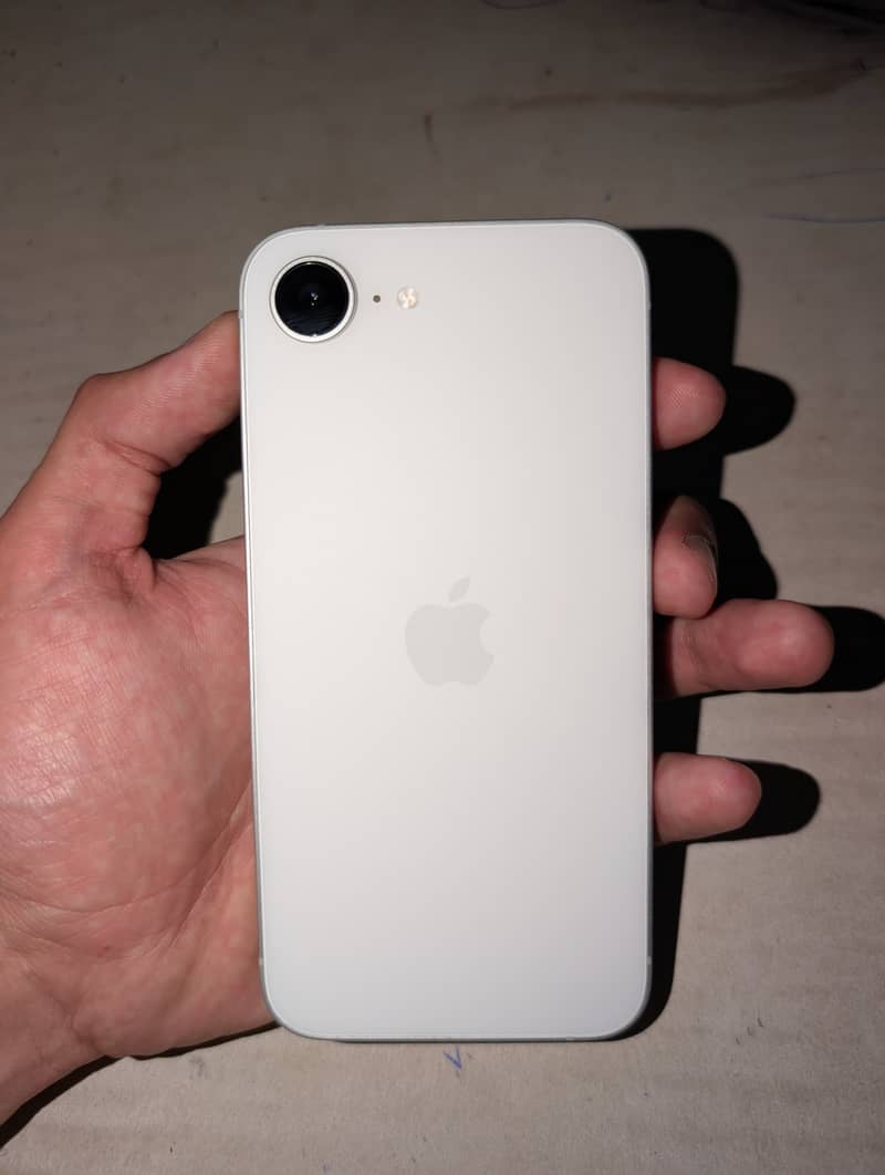 Apple iPhone 16e 2