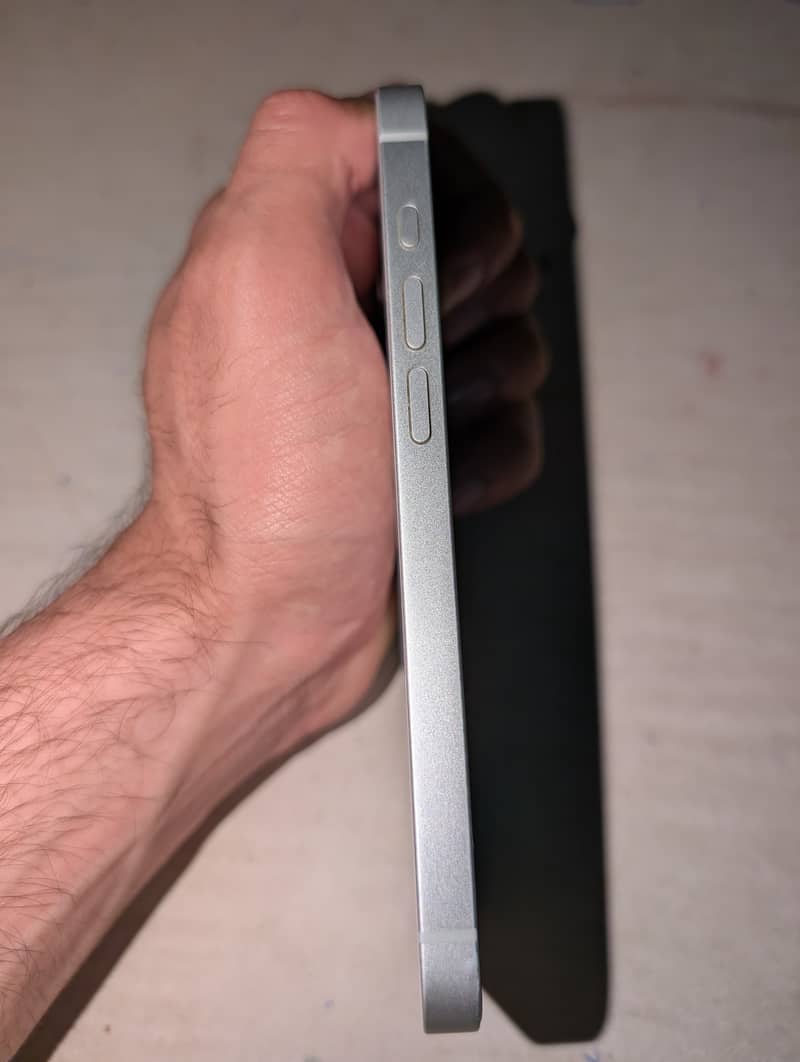 Apple iPhone 16e 3