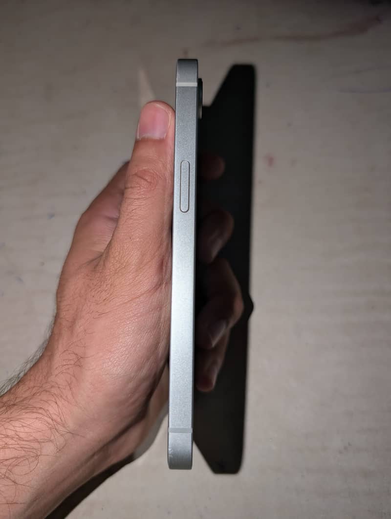 Apple iPhone 16e 4
