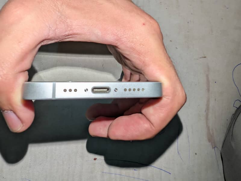 Apple iPhone 16e 5