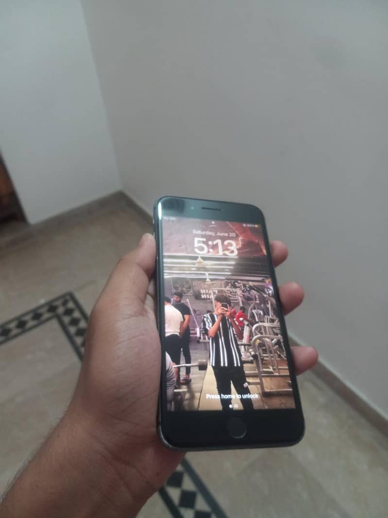 Apple iPhone 8 Plus 4