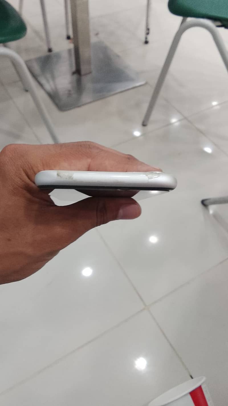 Apple iPhone 11 3