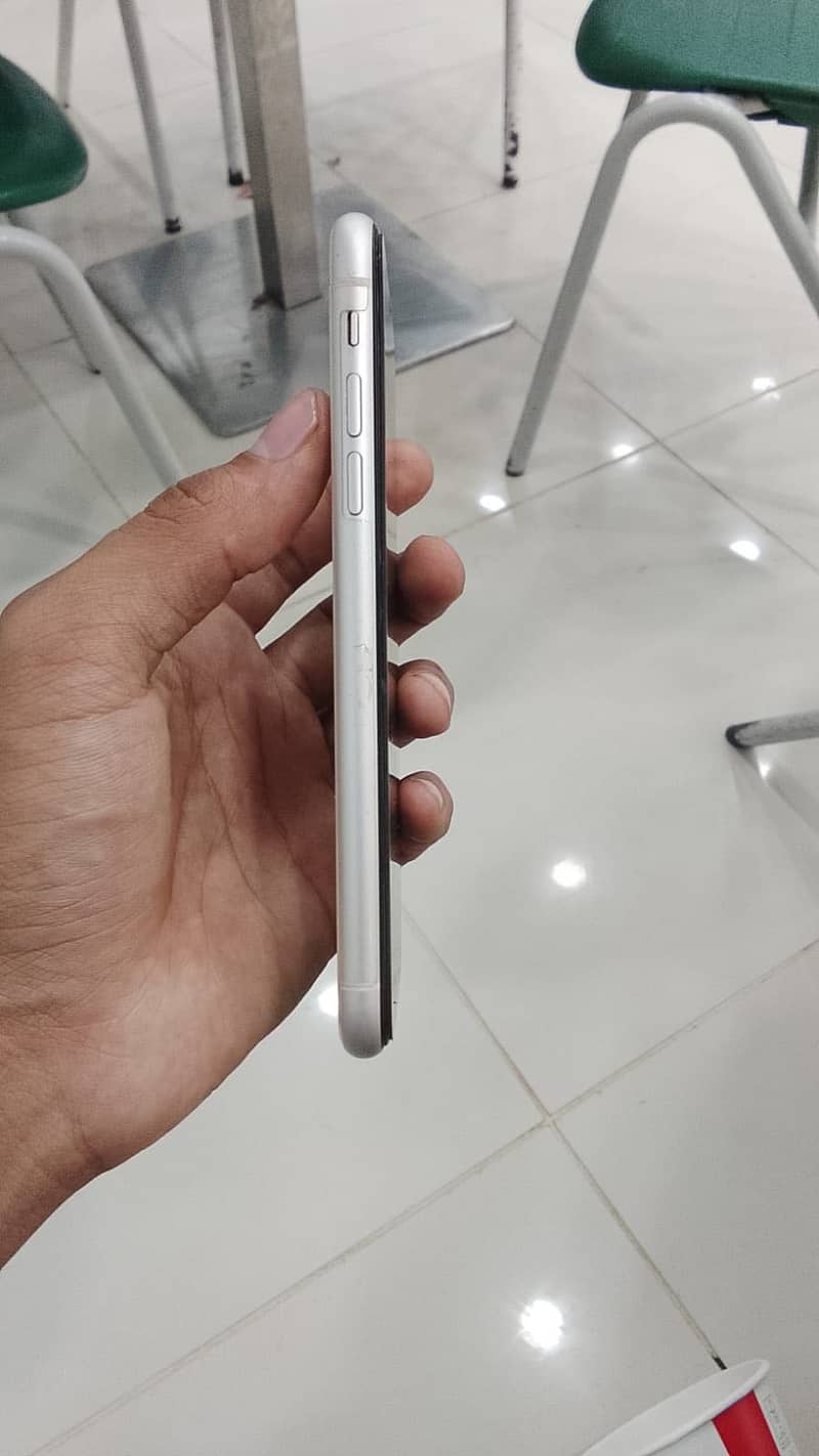 Apple iPhone 11 4