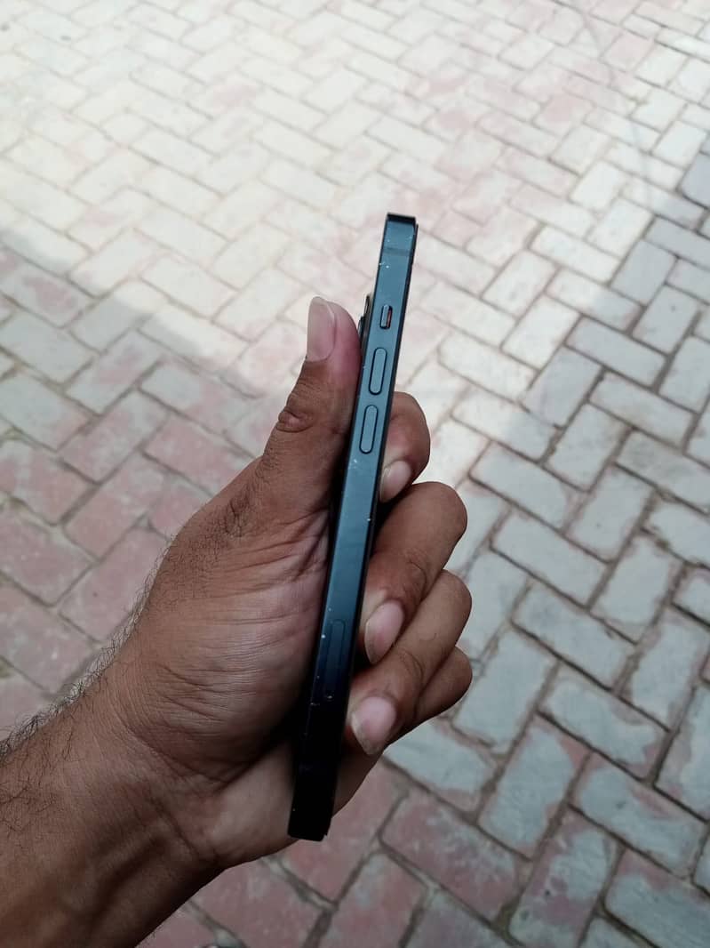 iPhone 13 4