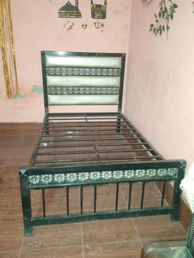 lohe ka bed 3.5 foot ka hai black color