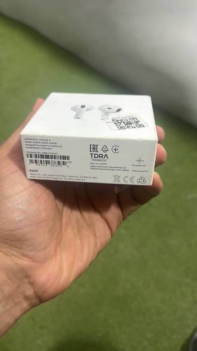 Apple earpods 4 DUBAI EDITION in warranty like new